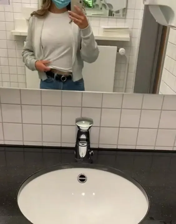 les cours étaient trop ennuyeux et j'étais trop excitée.. alors je me suis amusée aux toilettes, je pense qu'une autre fille a vu faire ça haha