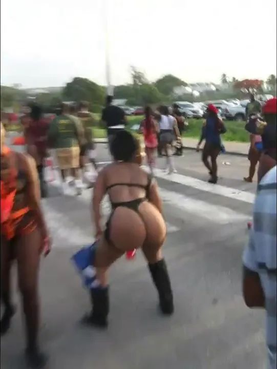 O carnaval em Trinidad é a estação das garotas quentes