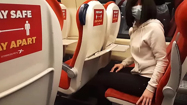 Vreemde brunette zuigt perfect in de trein