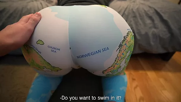 Entrou com seu grande navio em sua pequena enseada no mar norueguês