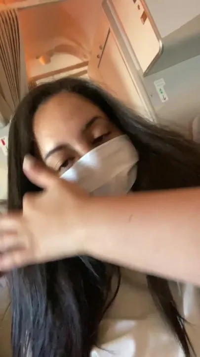 Finalmente fui pega mostrando meus peitos em um avião