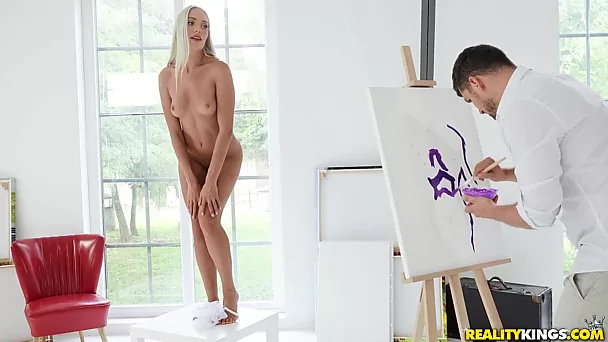 A modelo nua Angelika Grays seduz a artista para se divertir com ela em vez de pintar