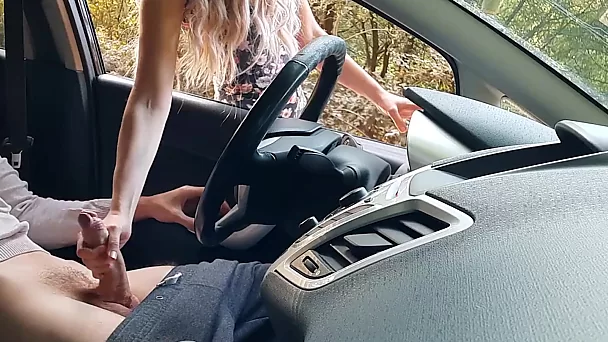 私はイギリス人の女の子に車の中でけいれんしているのを見つけられました、そして彼女は私と一緒に乗ることを気にしませんでした