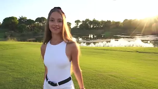 Молодая задорная телочка хочет, чтобы ее жестко трахнули после гольфа