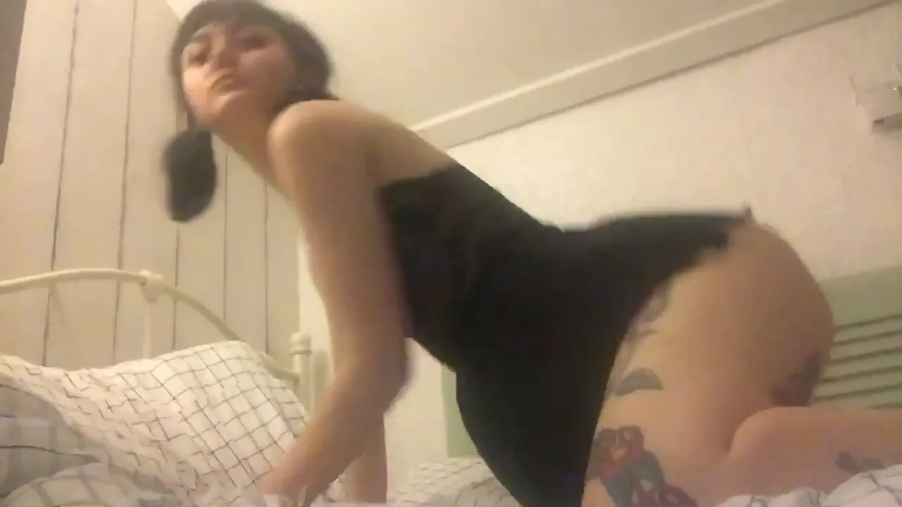 a little goth learning to stretch her asshole