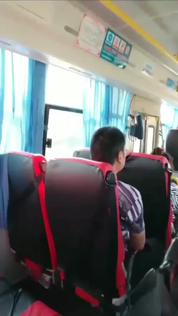 A gracinha chinesa brilha em um ônibus