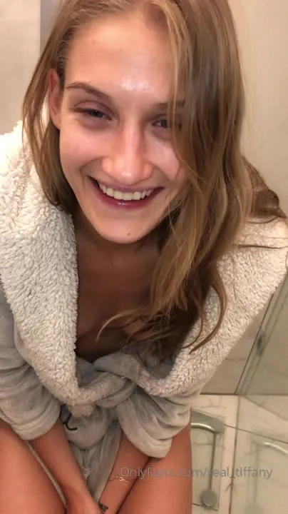 Freund filmt seine Freundin im Badezimmer