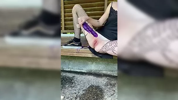 Pintinho arrojado esguicha repetidamente enquanto se masturbando com o brinquedo em público