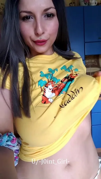 Si crees que mi camisa es linda, espera las tetas