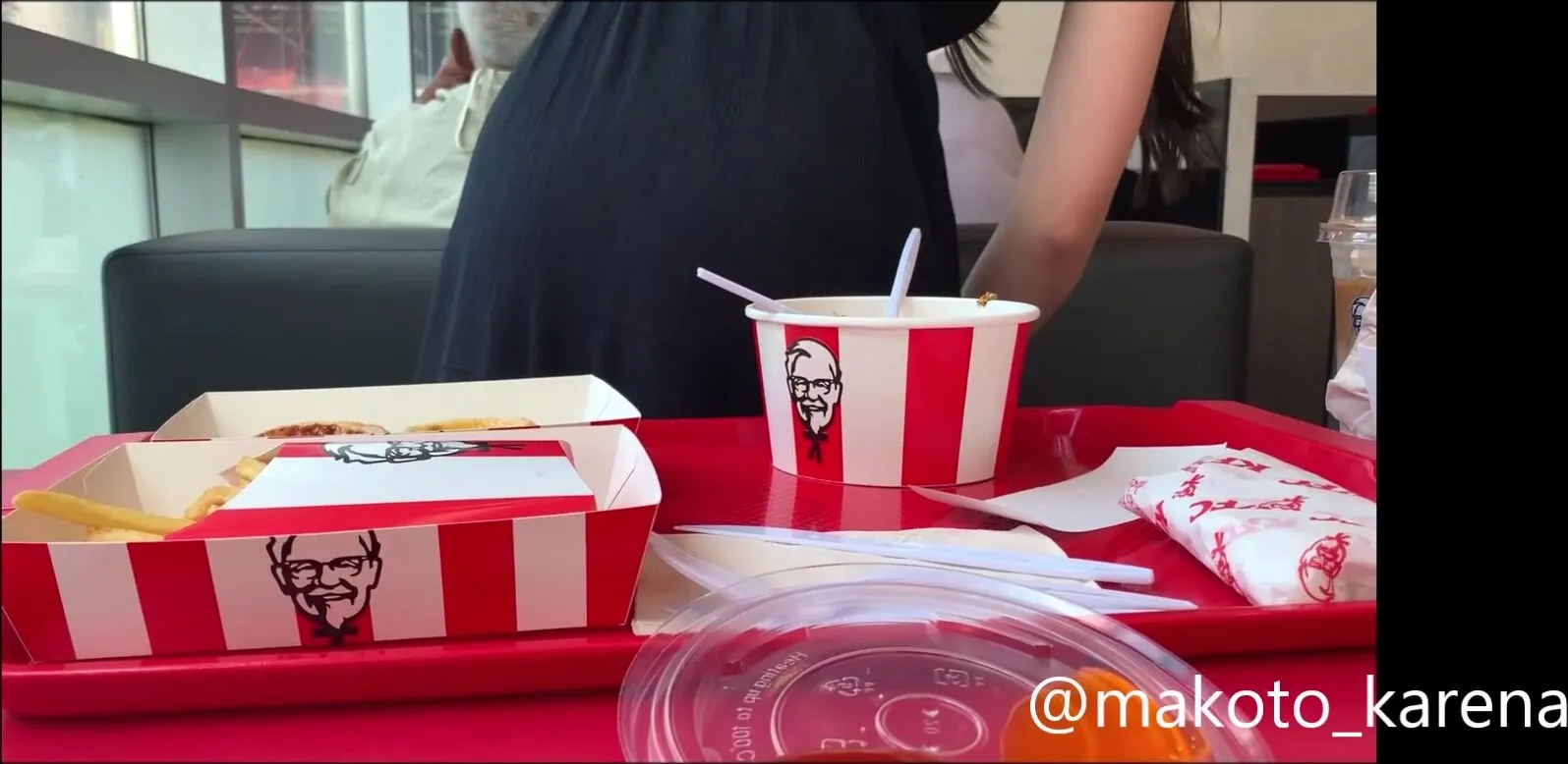 Se pencher et montrer mon cul dans un KFC très occupé