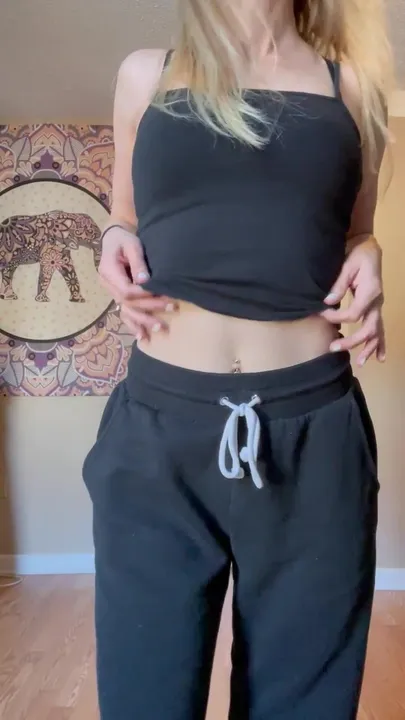 J'espère que vous aimez les petites filles en pantalon de survêtement .. c'est ce que je porte quand je me présente pour baiser xoxo