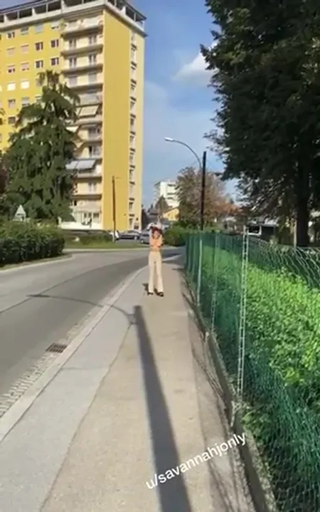 Apenas correndo pela rua de topless e feliz