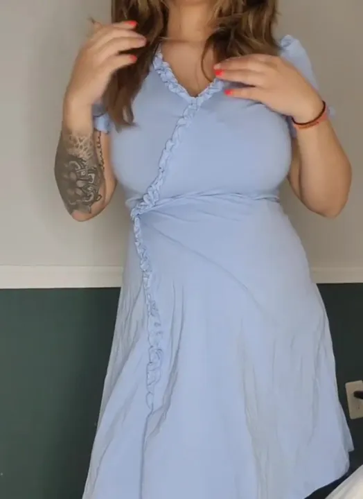 Ich fühle mich sexy in meinem unschuldigen Kleid, ich habe es schon eine Weile nicht mehr angezogen