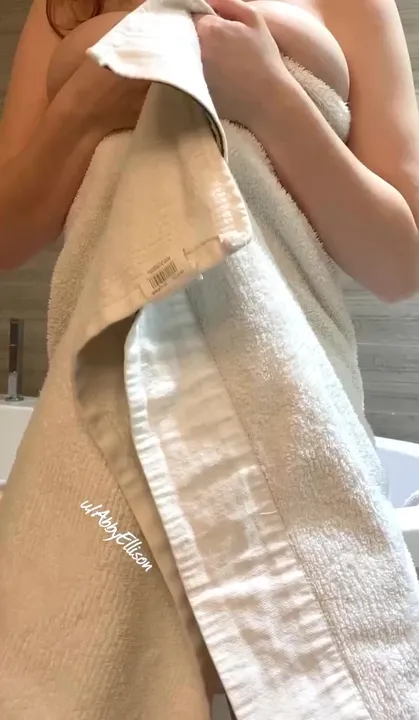 Towel drop ! Voulez-vous prendre une douche avec moi ?