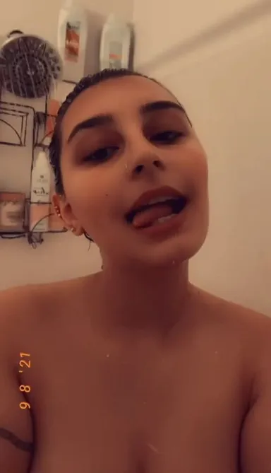 Une fille libanaise fraîchement sortie de la douche apparaît