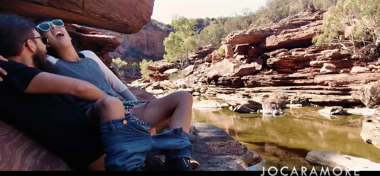 Monter mon petit ami lors d'une randonnée. Sexe en public en plein air dans la nature.