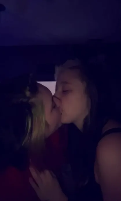Minha colega de quarto “hétero” sempre quer beijar quando está bêbada