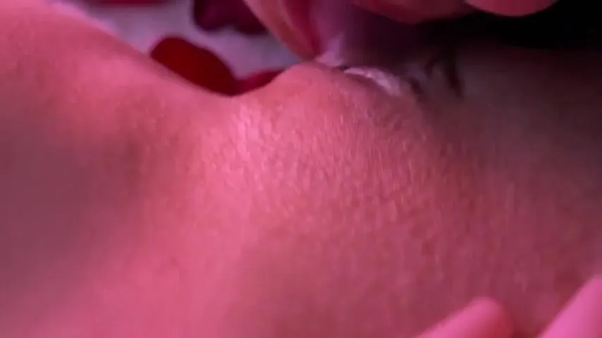 Pegue uma garota que te come em uma cama coberta de pétalas de rosa