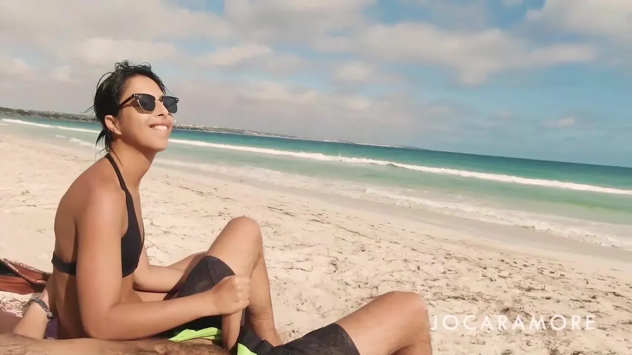 Trato a mi novio en la playa pública.