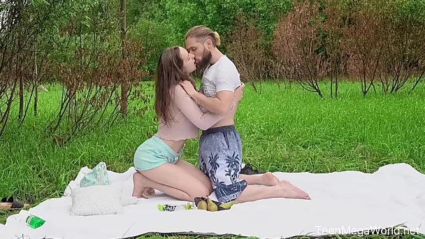 Fabuloso sexo de verão na floresta com uma garota russa plana