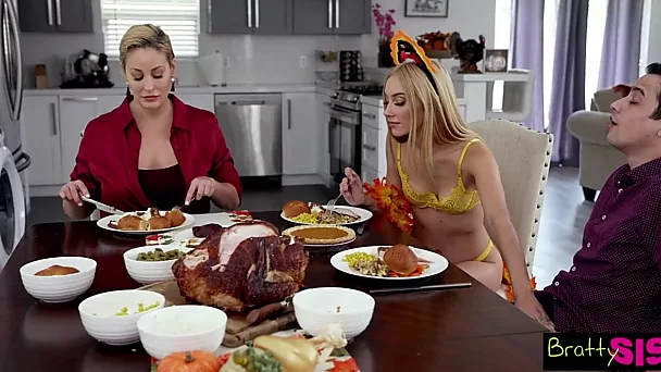 Beautiful blonde stepsis celebrates Thanksgiving with quick dicking