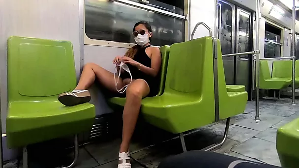 Garota mascarada amadora exibindo sua buceta no metrô da cidade