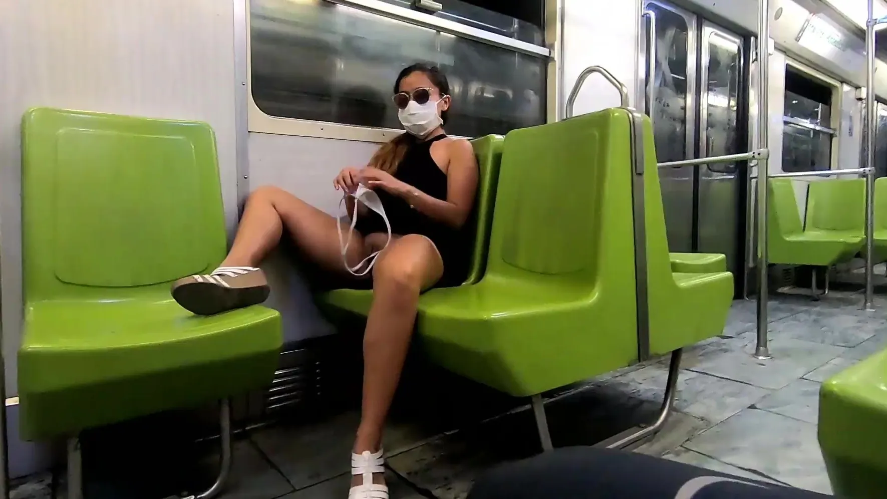 Amateur maskiertes Mädchen zeigt ihre Muschi in der U-Bahn Foto
