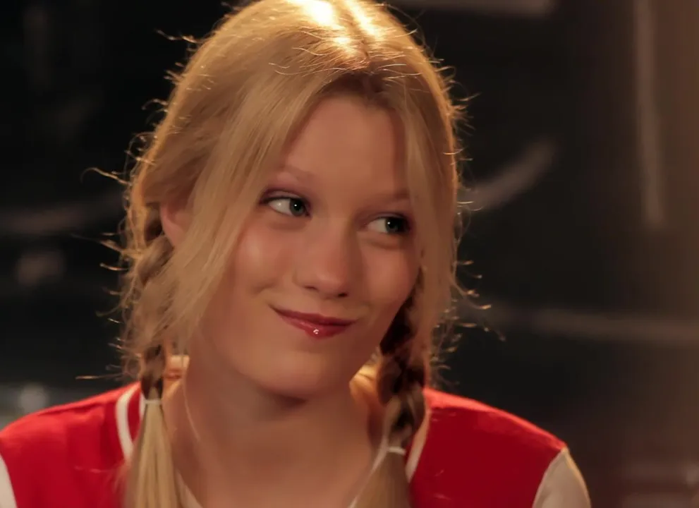 Ashley Hinshaw Schoolgirl Plot em "About Cherry" - 2012