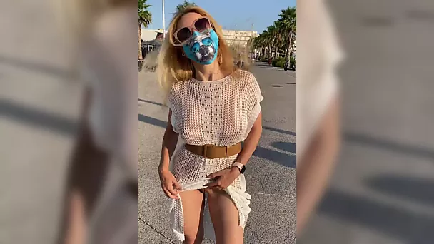 Mia moglie sexy si è vestita con abiti sexy sfoggiando grandi tette in pubblico