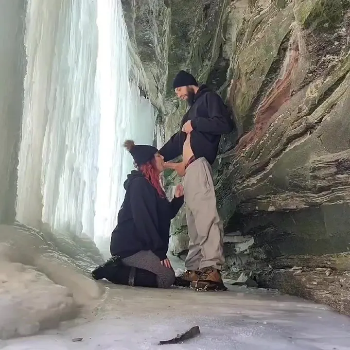Escondida atrás de uma cachoeira congelada esperando que ninguém viesse antes de seu gozo