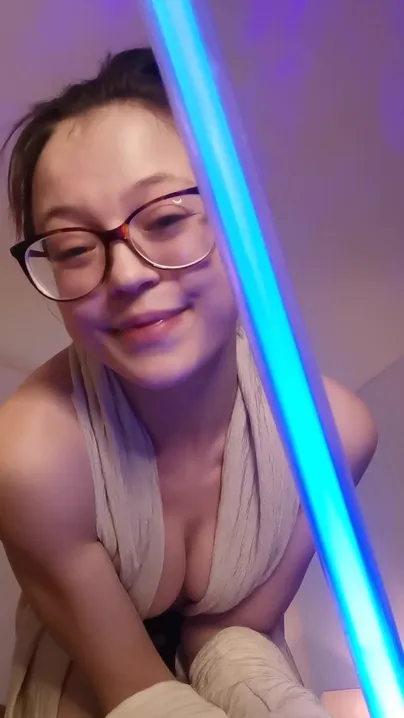 *fait signe de la main* Vous allez vous branler sur mon petit corps de jedi !