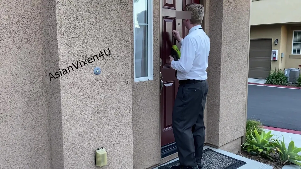 Wenn ein Mormonen-Missionar an deine Tür klopft, lädst du ihn ein, dich in den Arsch zu ficken und dich dazu zu bringen, Gott zu sehen, indem er dich zum Spritzen bringt, wenn du abspritzt