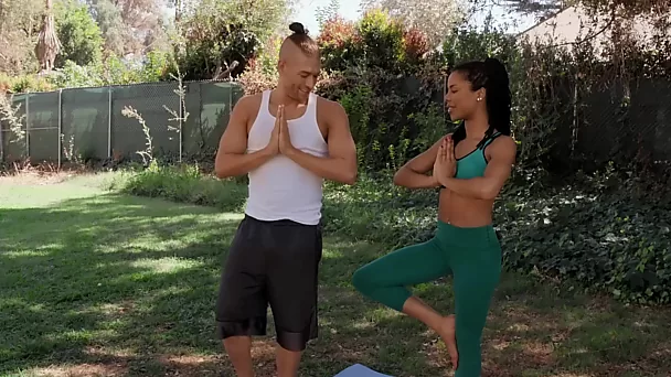Namasté! Ebony twat fickt mit Yogalehrer und isst Sperma im Freien