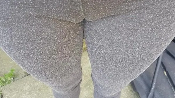 Pantalons de yoga mouillés à l'extérieur !