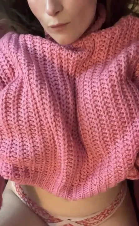 Unter diesem rosa Pullover verstecke ich etwas wirklich Schönes