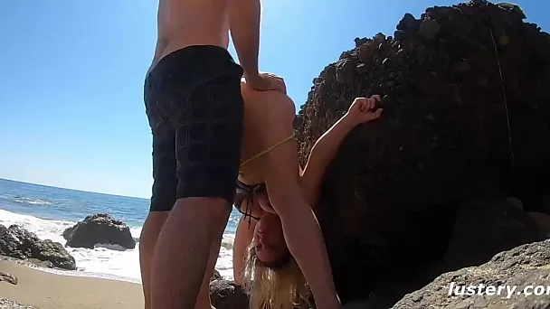 Une fille flexible suce en plein air et chevauche la bite de son petit ami à l'envers