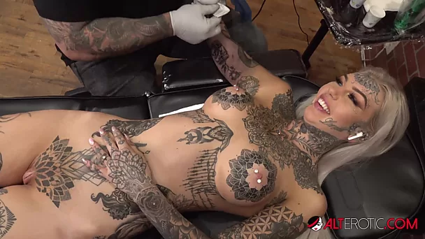 Alt Babe Amber Luke Toy Fucked While Getting Tattoo - AltErotic