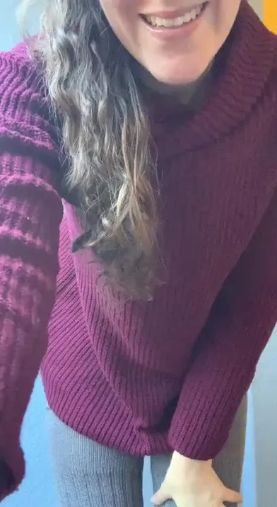 você gosta do que está embaixo do meu suéter?