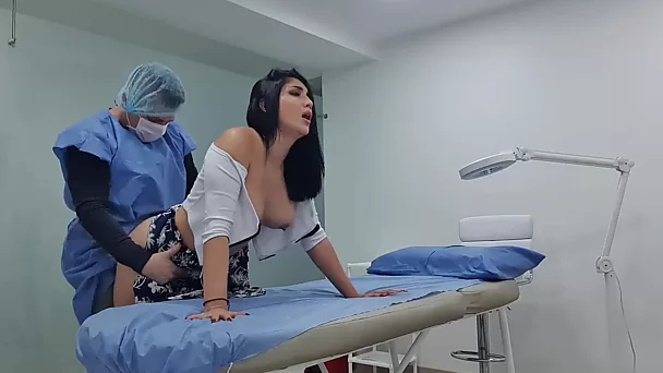 Big Natural Boobs Latina seduzindo seu médico e ele fode sua buceta apertada