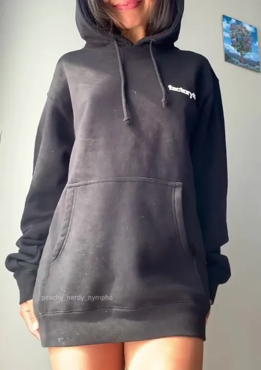 Kann ich mir deinen Hoodie ausleihen und ihn mit nichts darunter tragen?