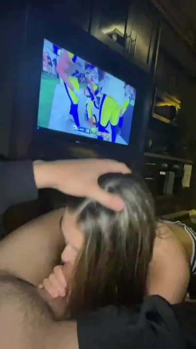 Cada vez que los Rams anotaban en el Super Bowl, mi novia tenía que hacer algo con mi amiga...