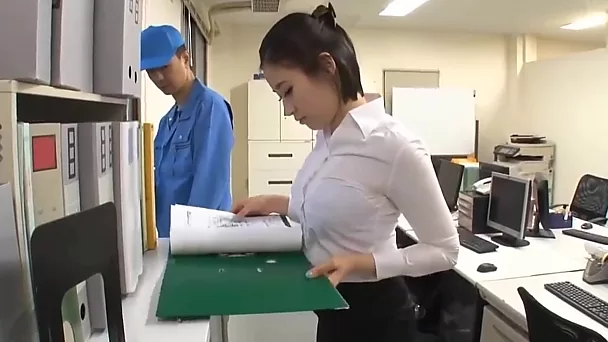 Limpiador travieso espía a una chica asiática sexy en la oficina