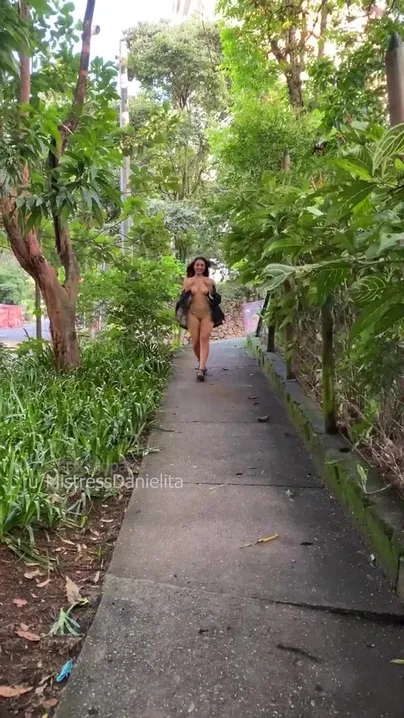Correr desnuda por algunos lugares de mi ciudad es uno de mis pasatiempos.