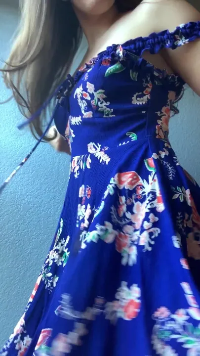 ¿te gusta lo que hay debajo de mi vestido?