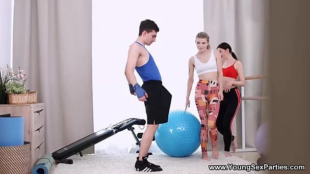 Flexible Monroe Fox and Rin White share cock after workout