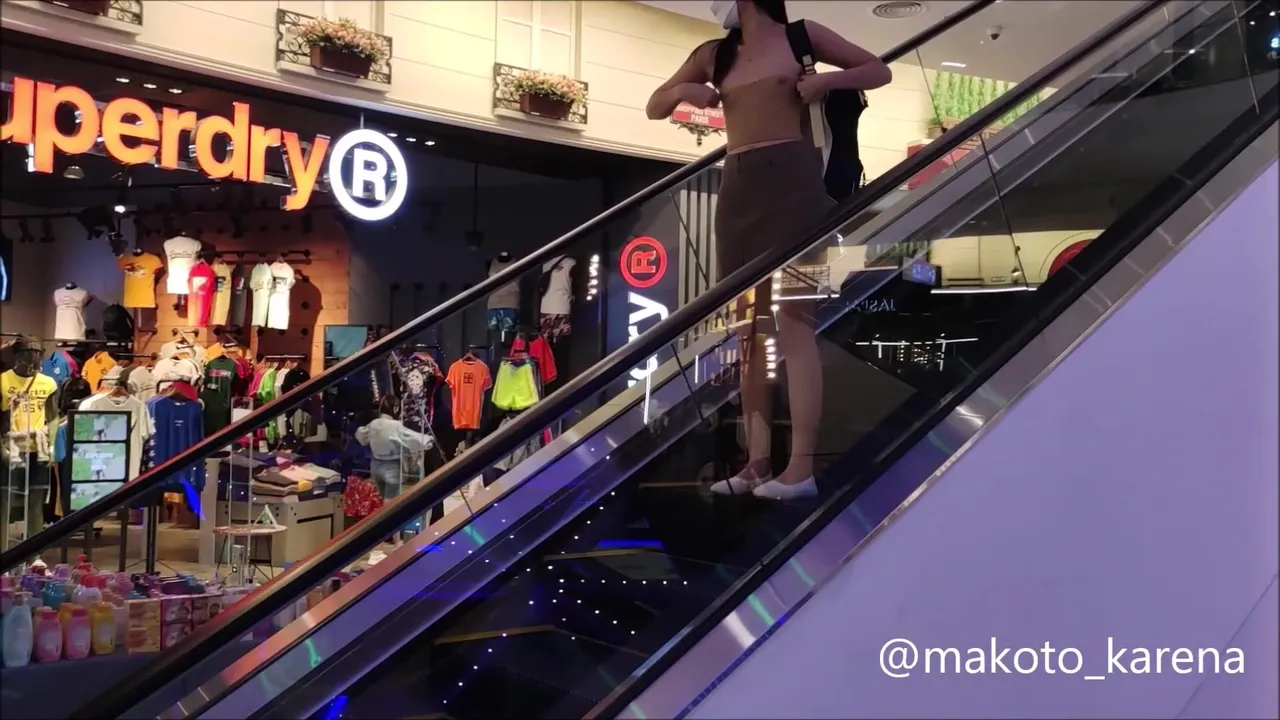 Usé una camiseta transparente en un centro comercial