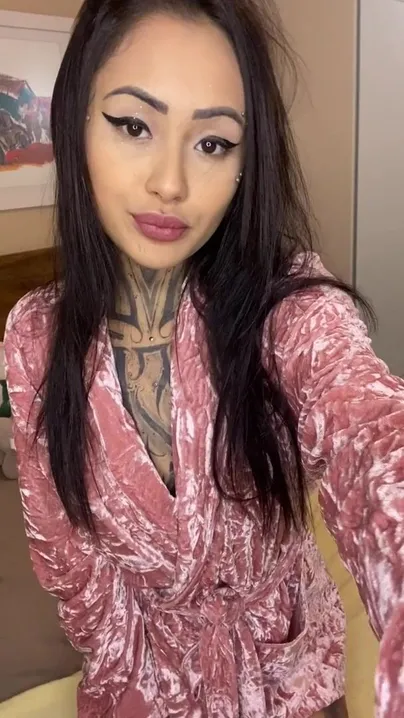 Você poderia apresentar uma asiática tatuada gótica para sua família como sua namorada?