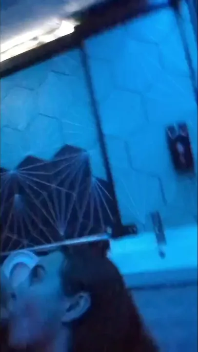 Une autre baise dans la salle de bain du bar ! Regardez jusqu'à la fin pour me voir entrer dans le bar animé