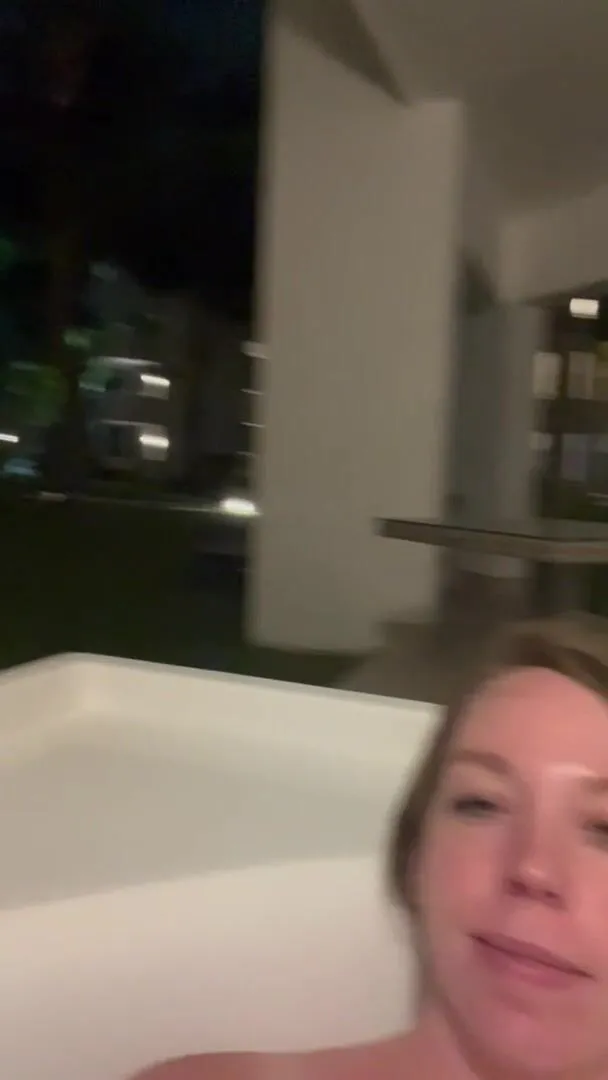 Glaubst du, das Hotel hat erwartet, dass ich den Patio-Jacuzzi nackt benutze?