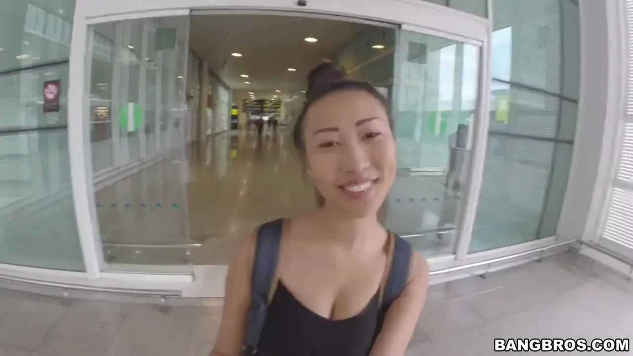 Sharon Lee baise à l'aéroport